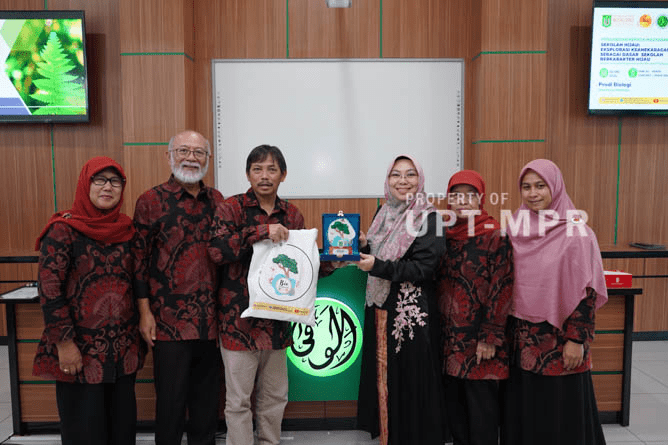 Read more about the article Dorong Penerapan Sekolah Hijau, Dosen Prodi Biologi Laksanakan PKM