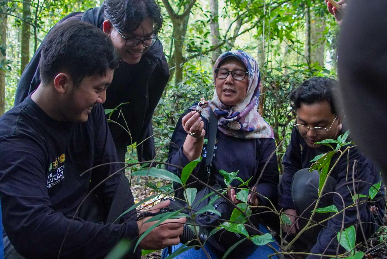 Read more about the article Kuliah Kerja Lapangan (KKL) Prodi Sarjana Biologi UNAS di Kawasan Cagar Alam Gunung Tilu – Pusat Penelitian Teh & Kina, Gambung – Ciwidey Bandung