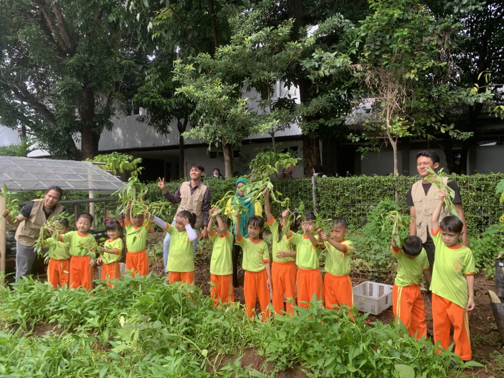 EDUKASI LINGKUNGAN SEJAK DINI BERBASIS PERTANIAN BERSAMA TK FATAHILLAH DAN TK WIDYASTUTI