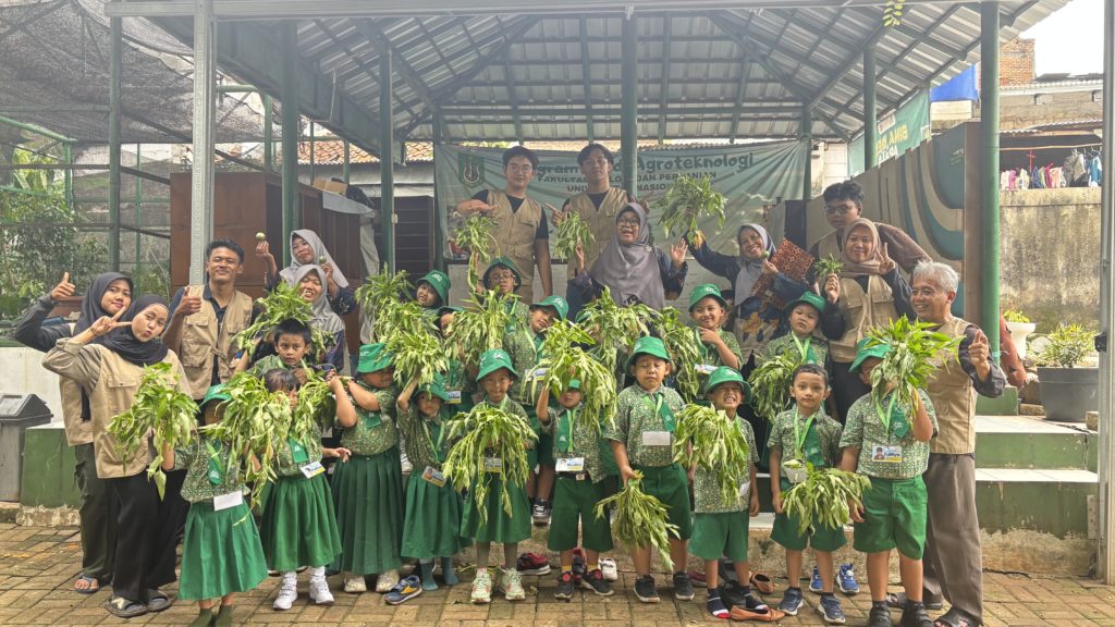 EDUKASI LINGKUNGAN SEJAK DINI BERBASIS PERTANIAN BERSAMA TK WAARITSU