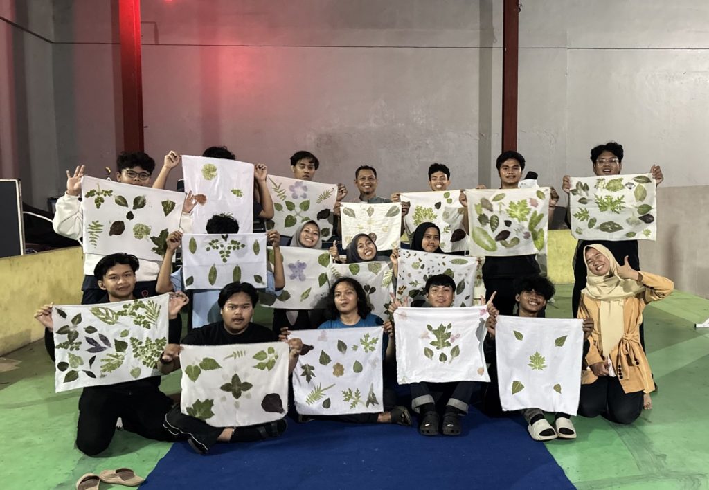 PRODI AGROTEKNOLOGI UNAS GELAR PRAKTIKUM ECOPRINT: MEMADUKAN ALAM DAN KRIYA DALAM PENGEMBANGAN PERTANIAN PERKOTAAN