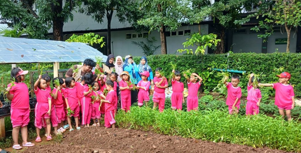 EDUKASI LINGKUNGAN SEJAK DINI BERBASIS PERTANIAN BERSAMA TK ARROHMANIYAH