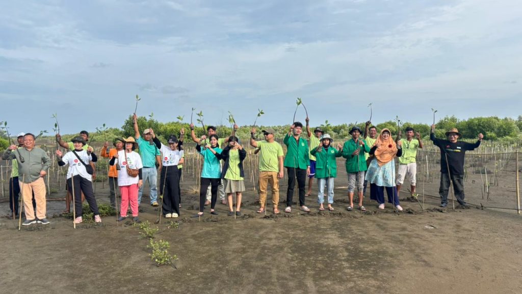 Program Studi Agroteknologi Turut Berpartisipasi dalam Penanaman Mangrove di Pantai Tiris, Indramayu