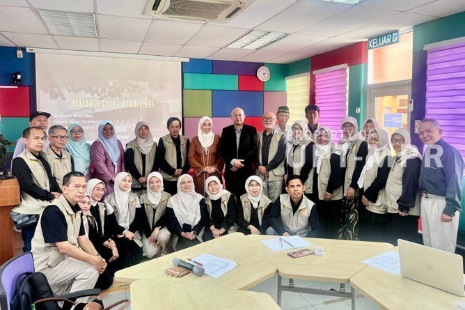 Seluruh delegasi Prodi Biologi UNAS berpose bersama di sela-sela kunjungan ke Universiti Malaya (UM). Kunjungan ini merupakan implementasi nyata dari misi universitas dalam meningkatkan daya saing global melalui kolaborasi internasional.