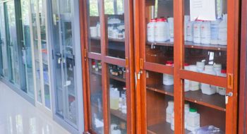 Mikrobiologi & Genetika_Lemari penyimpanan reagensia